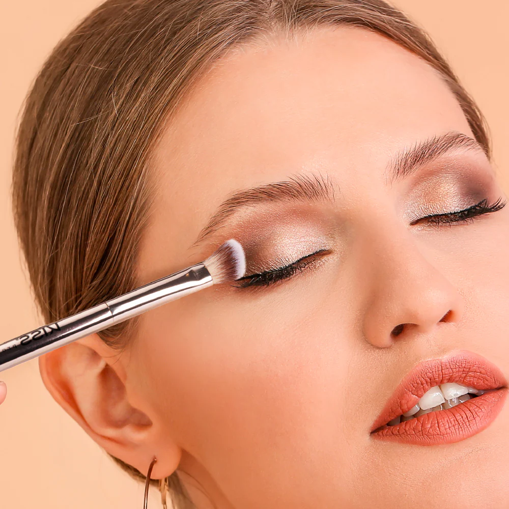 Kiss New York Dual Ended Eyeshadow Makeup Brush - Image 6