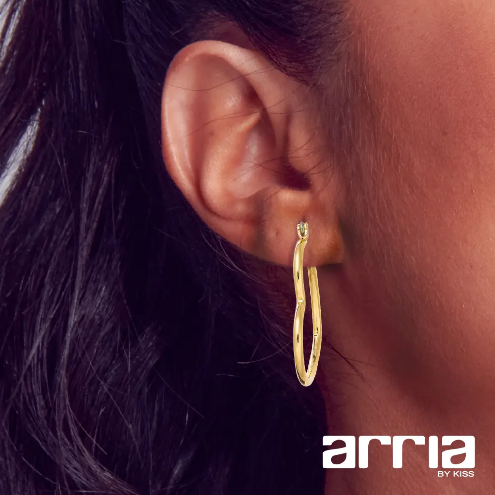 Arria Pincatch Heart Hoop Earrings in Gold Tone – 28mm - Image 6