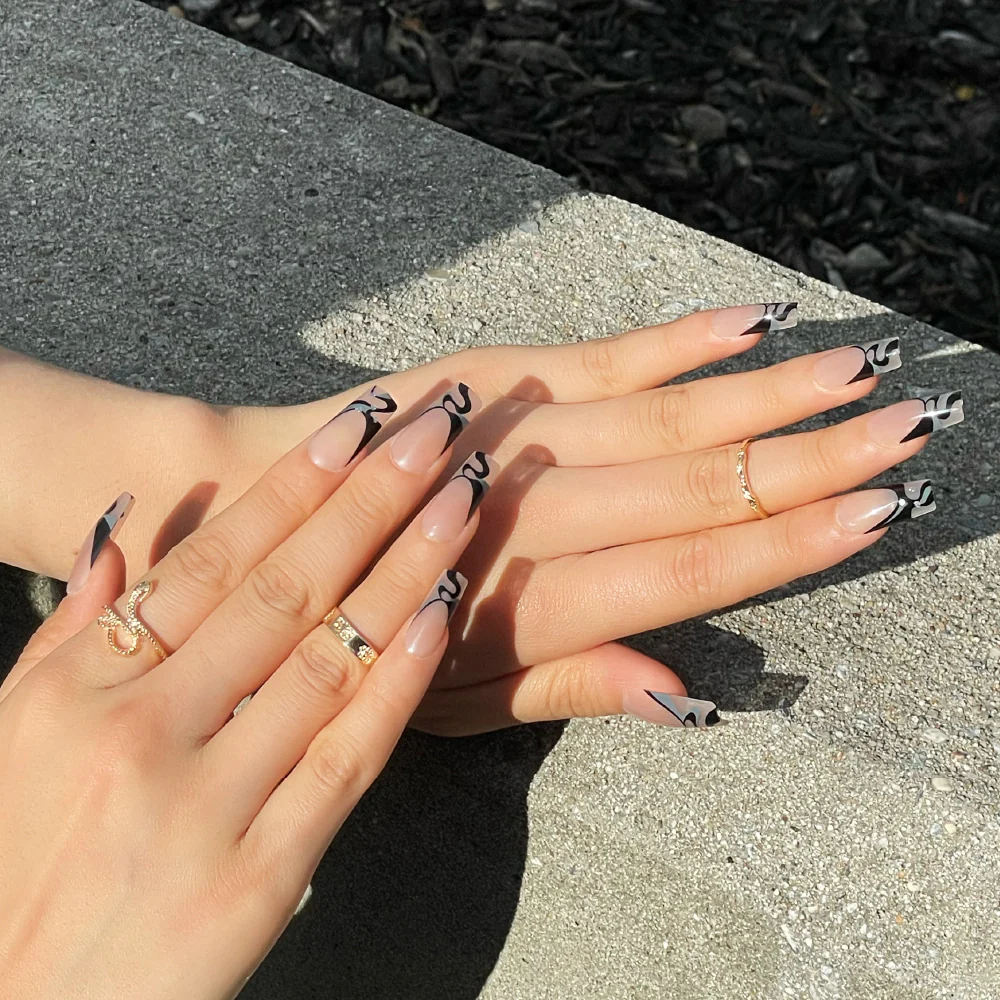Gold Finger Trendy Nails - Image 4