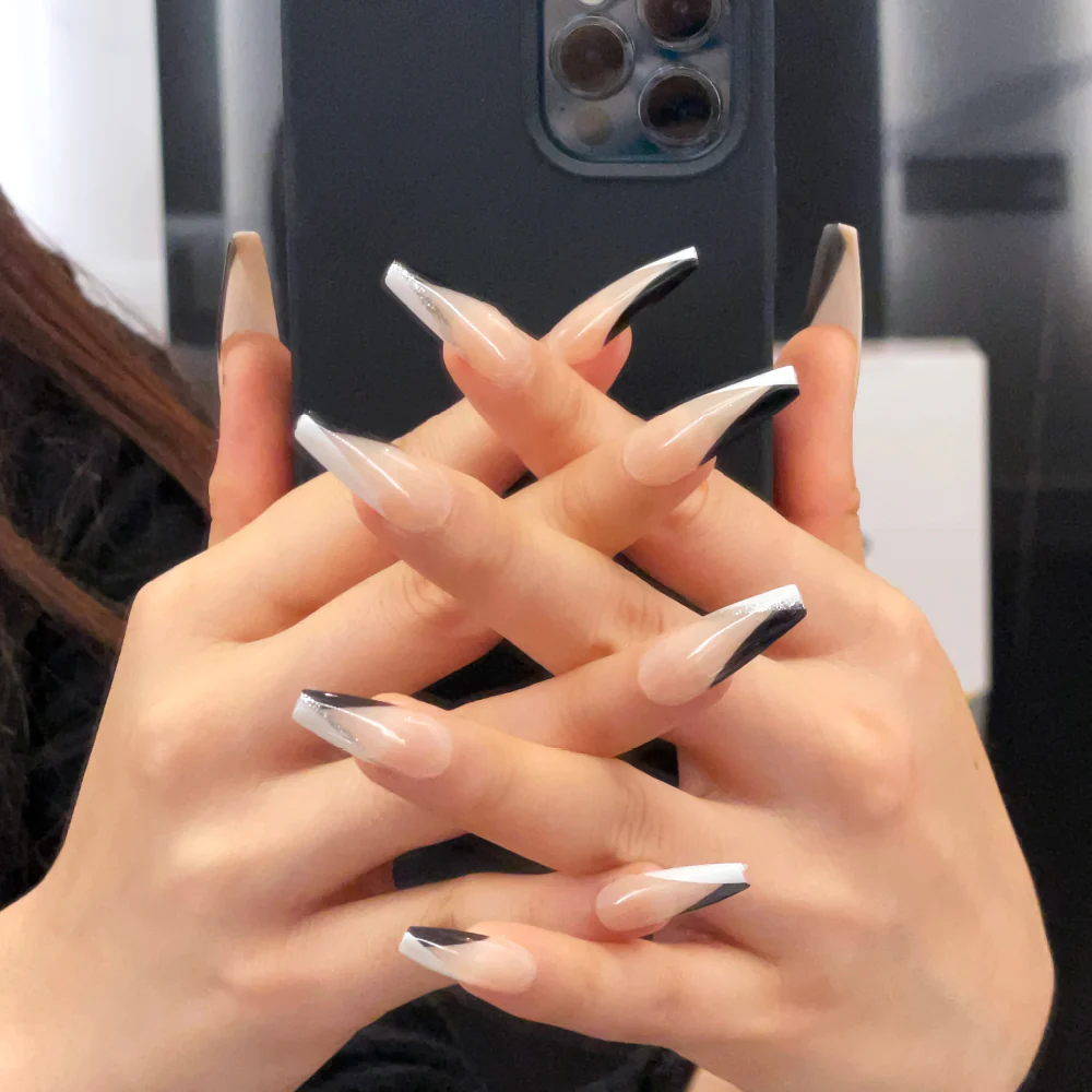 Gold Finger Trendy Nails - Image 2