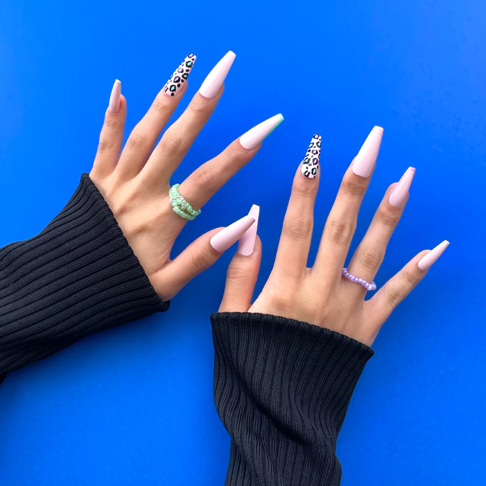 Gold Finger Trendy Nails - Image 2