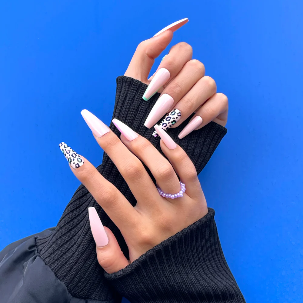 Gold Finger Trendy Nails - Image 4