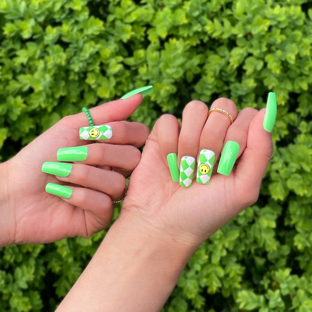 Gold Finger Trendy Nails - Image 3