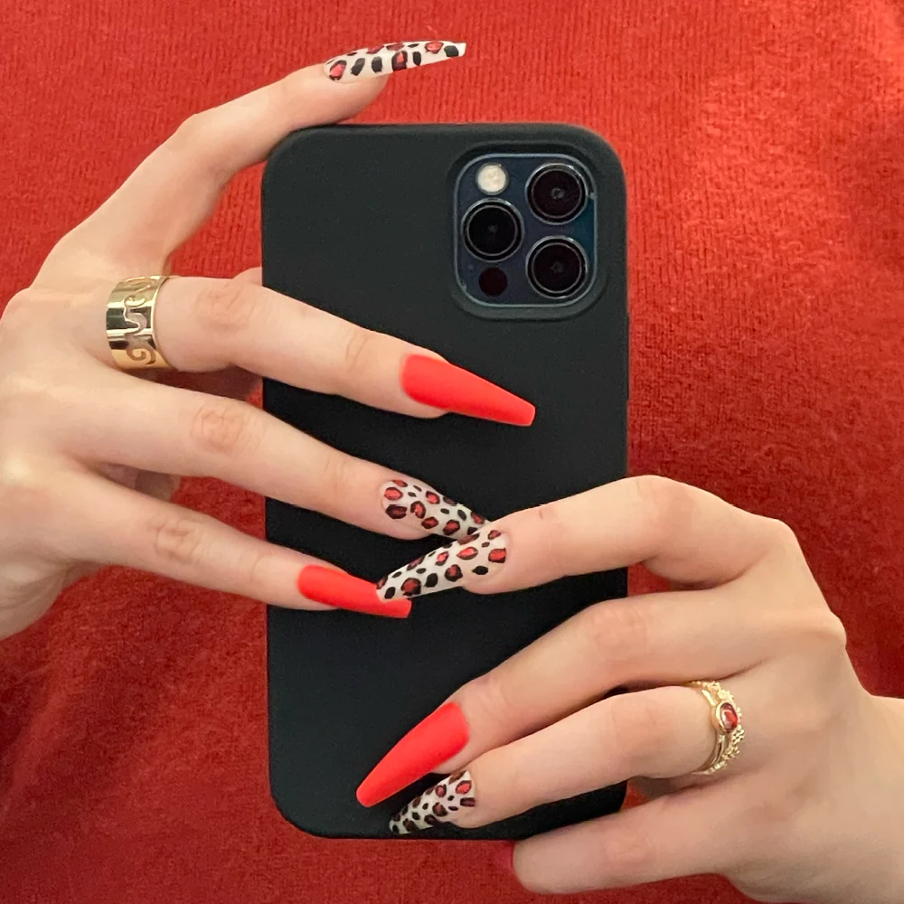 Gold Finger Trendy Nails - Image 2