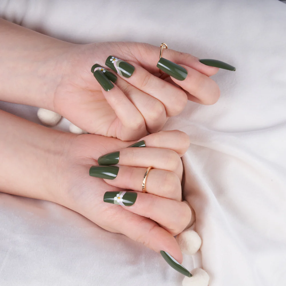 Gold Finger Trendy Nails - Image 3